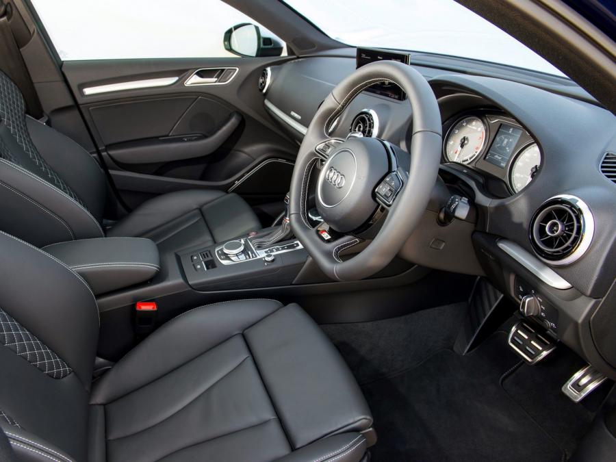 Интерьер Audi S3 Sportback (8V) 2013 года  (UK) (фото 9 из 17)